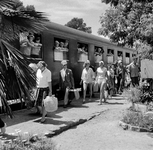 854127 Afbeelding van treinreizigers op het perron van een station aan de Franse Rivièra na aankomst met de Zonexpres ...